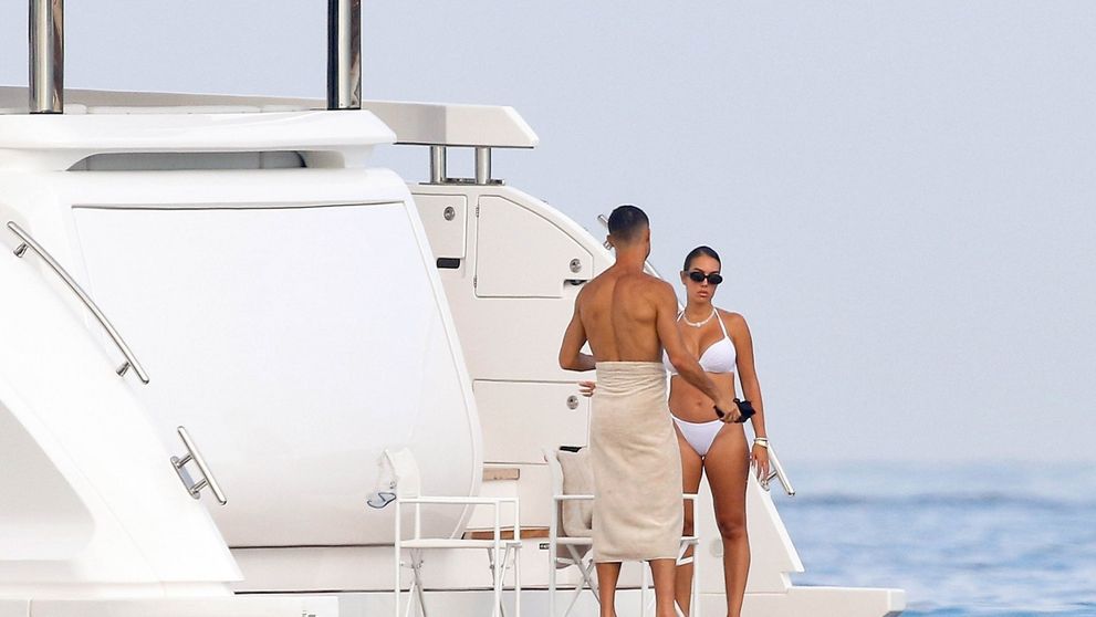 Georgina și Cristiano Ronaldo, în ipostaze intime pe un iaht luxos! Cum i-au surprins paparazzii în vacanța din sudul Franței după ce s-a zvonit că s-ar fi căsătorit în secret