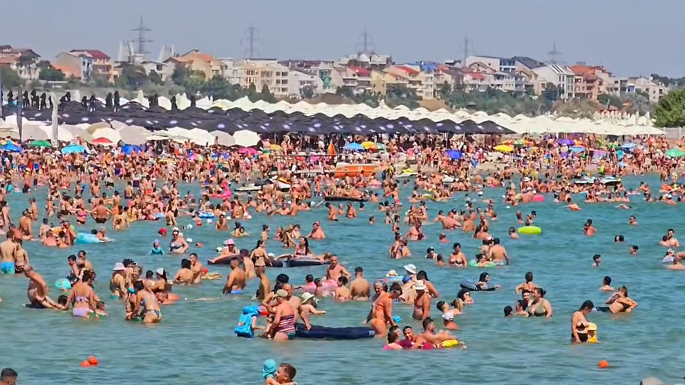 Niciun loc liber pe plajă sau în apă. Imaginile din Eforie fac senzație pe net: “Doamne, ce fain e!”