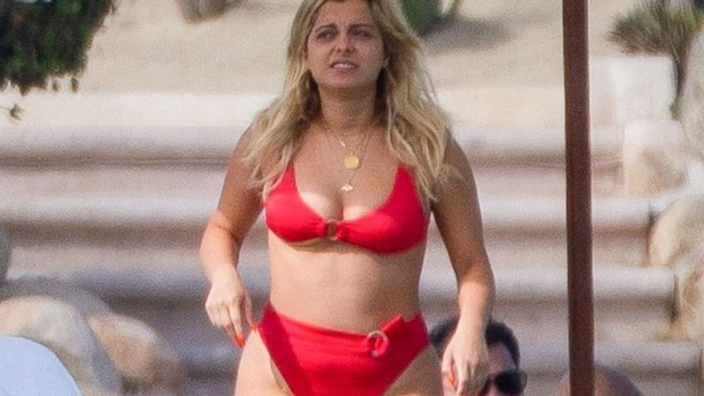 Nu are siluetă de model, dar este mândră de corpul ei. Bebe Rexha, fotografiată la plajă în costum de baie