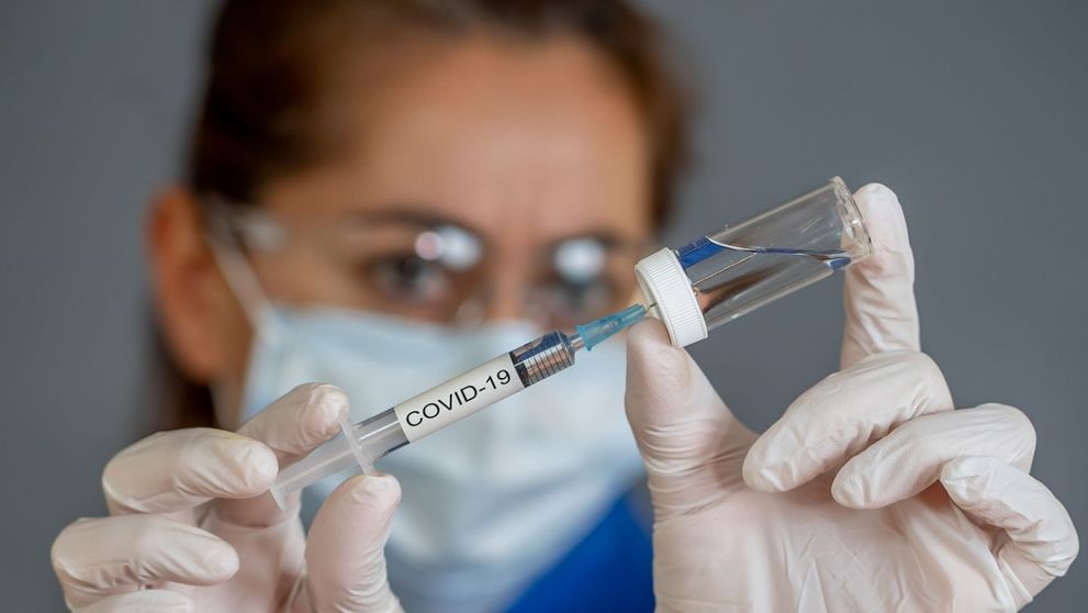 O angajată sanitară din SUA a suferit o reacție alergică gravă la vaccinul produs de Pfizer
