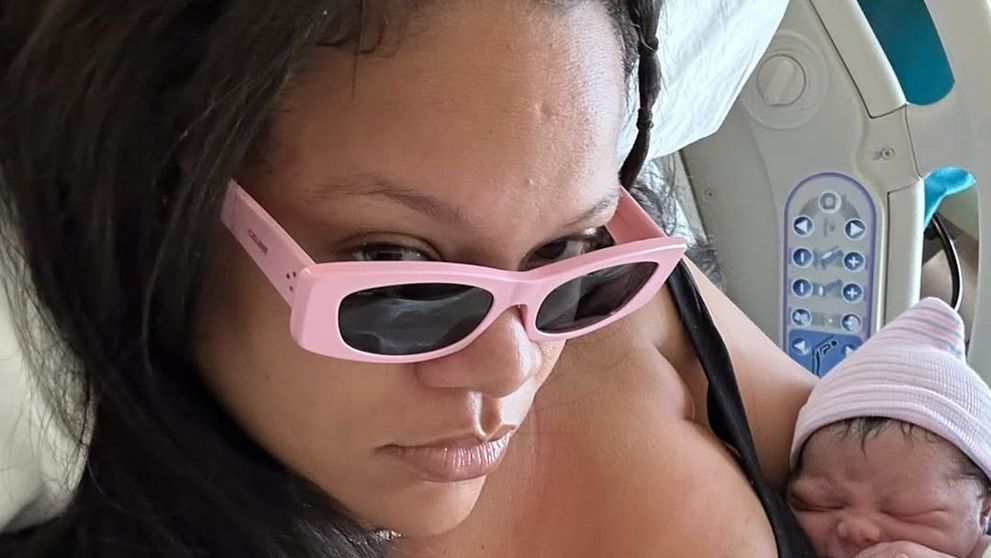 Rihanna, divă chiar și în sala de nașteri: a născut cu ochelari de soare și perle la gât: 