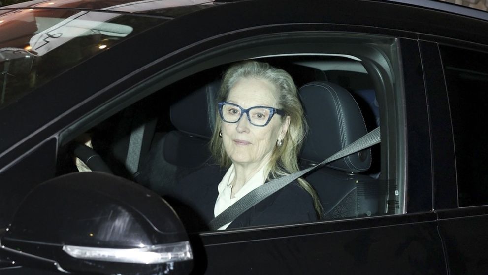 Meryl Streep încă rupe inimi! Actrița a fost surprinsă de paparazzi plecând de la o întâlnire amoroasă, după ce s-a furișat în hotel