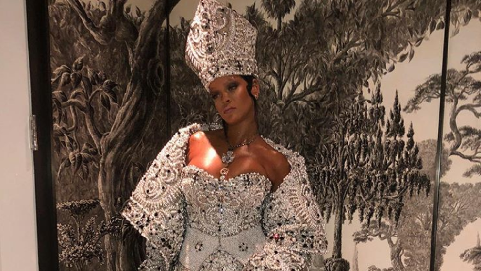 Rihanna, tinta criticilor in urma evenimentului Met Gala