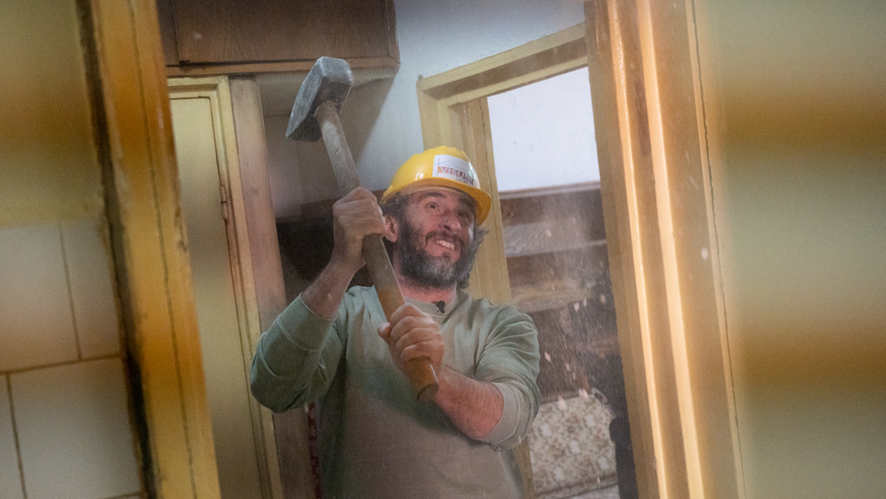 VIDEO Dragoș Bucur s-a dezlănțuit pe șantier: a demolat ce i-a ieșit în cale în casa Domnicăi