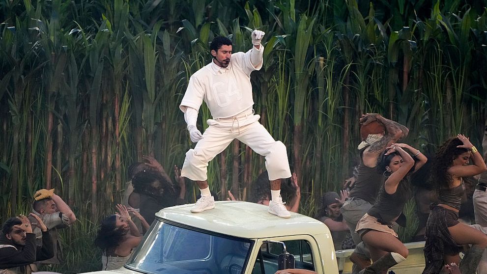 Show absolut la finala Super Bowl cu Bad Bunny, care a adus pe scenă “spuma” lumii latino, de la Pedro Pascal la Cardi B. Lady Gaga și Ricky Martin au cântat alături de el