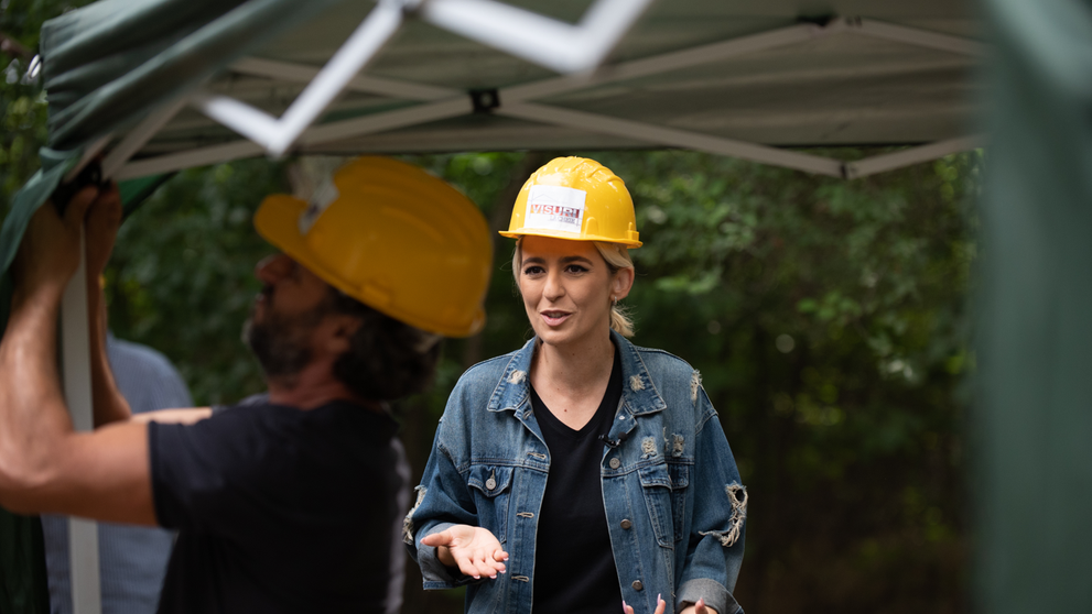 VIDEO Andra Marinescu și Cristina Joia încearcă să prepare beton