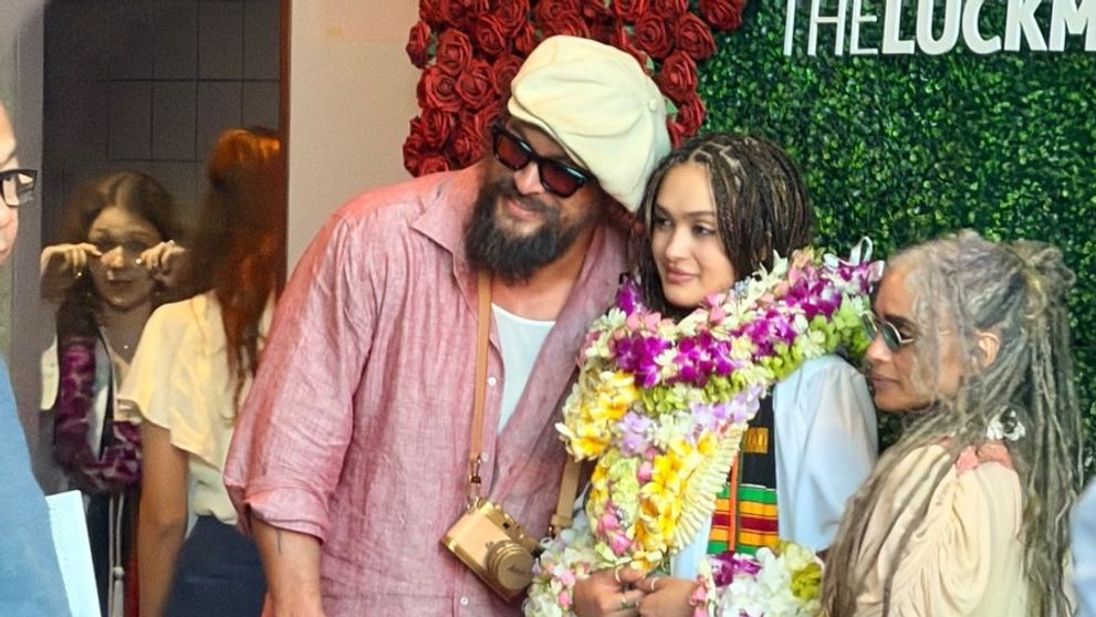 „Arată ca doi hipioți care s-au îmbrăcat de la second-hand!” Jason Momoa și fosta soție, luați peste picior după apariția de la absolvirea fiicei lor