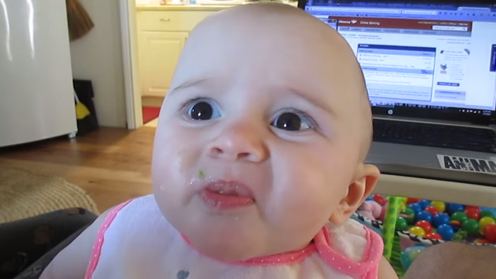 O sa razi cu siguranta! Cum reactioneaza un copil cand gusta avocado pentru prima oara! VIDEO