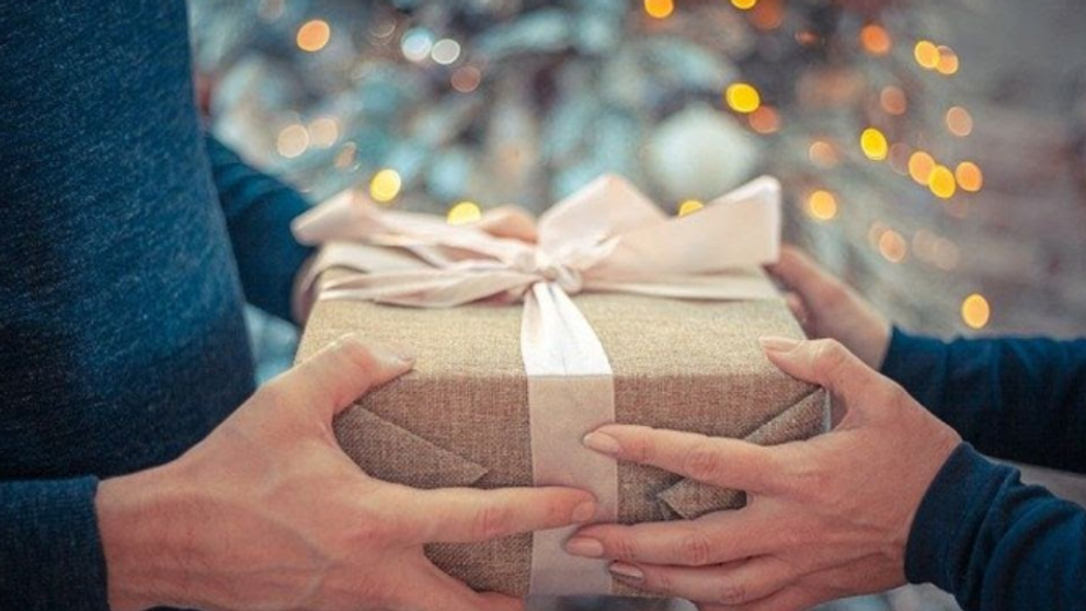 (P) Idei de cadouri pentru soț - TOP 11 moduri în care îl poți surprinde