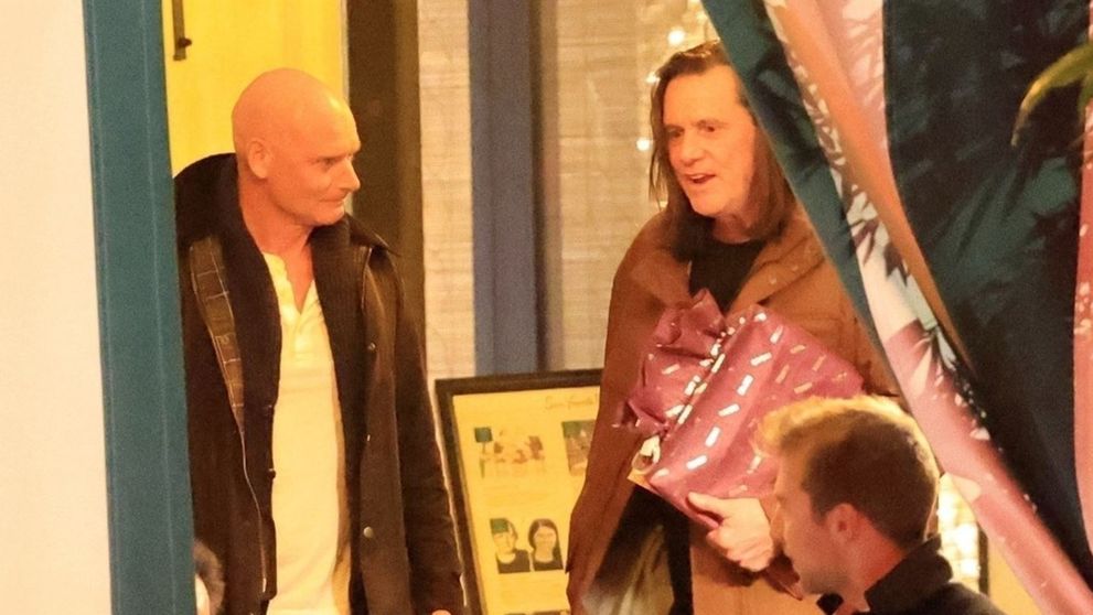 Îl recunoști? Unul dintre cei mai iubiți actori de la Hollywood și-a sărbătorit ziua în avans alături de câțiva amici celebri, iar paparazzii au fost pe fază