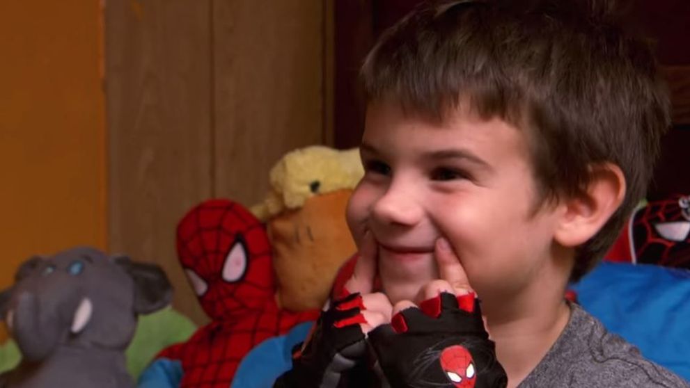 Are 6 ani si si-a pierdut ambii parinti. Povestea baietelui care a inceput o misiune emotionanta