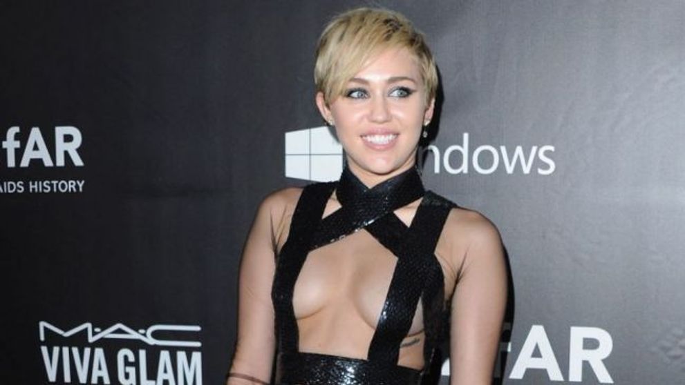 Toti o cred excentrica pe Miley Cyrus, dar trebuie sa-l vezi pe fratele ei. Cum arata Trace si cine este iubita lui