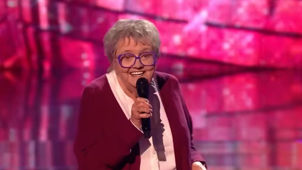 Cea mai tare bunicuță a intrat în istoria show-ului „Vocea UK”! Cine e bătrânica de 76 de ani care a strâns milioane de vizualizări pe TikTok după ce a cântat rap: „Nu eram pregătiți pentru asta!”
