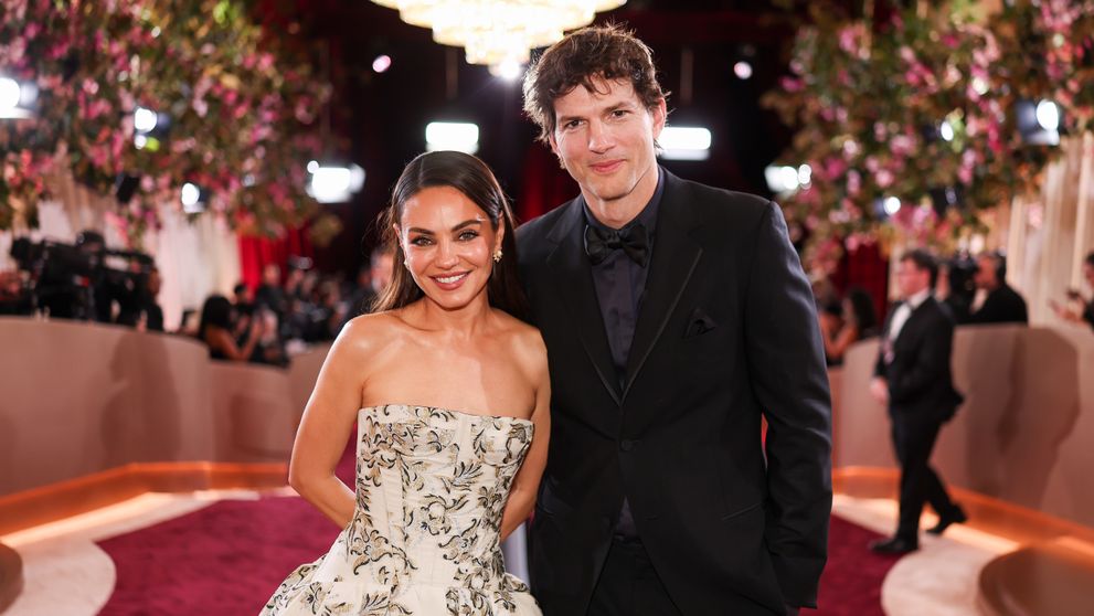 Ashton Kutcher clarifică zvonul viral potrivit căruia el și soția sa, Mila Kunis, „nu fac duș”. De unde a pornit totul