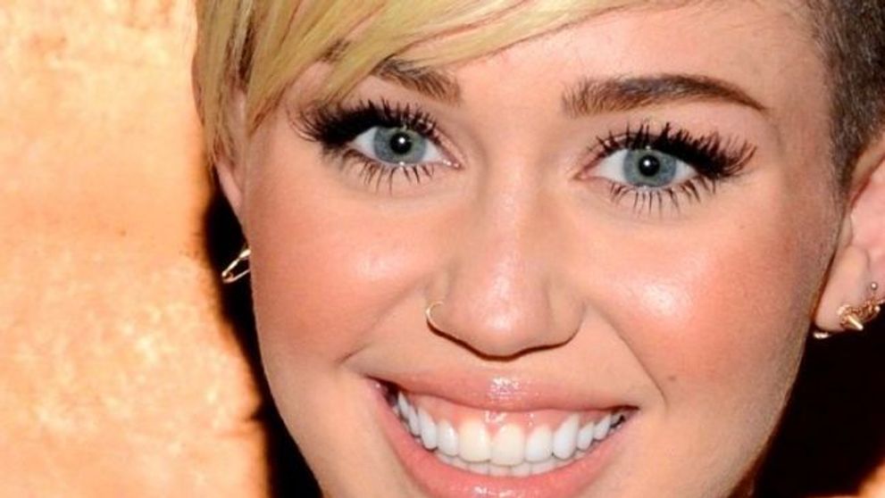 Miley Cyrus, cu vergeturi si colacei. Vedeta de 20 de ani a cam uitat sa mai aiba grija de corpul ei