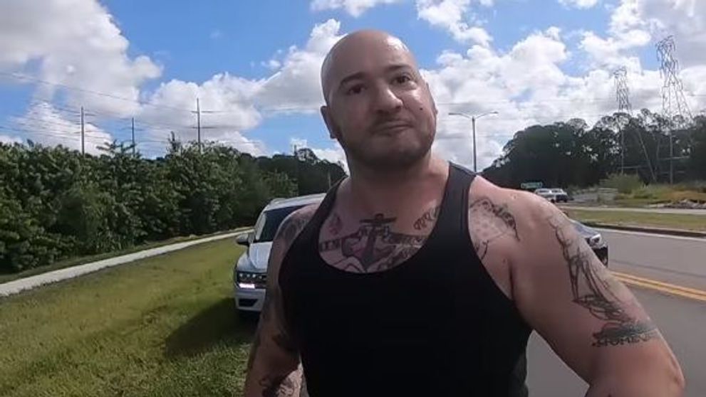 Motivul pentru care un motociclist a fost bătut în mijlocul străzii de un șofer