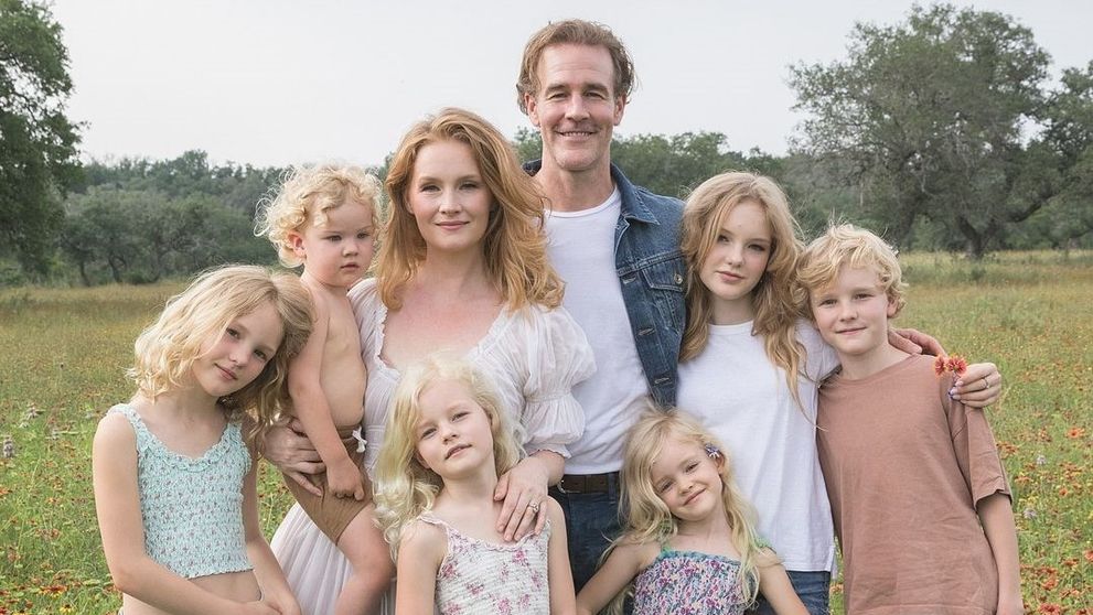 Fotografia care a sensibilizat sute de mii de fani. Actorul James Van Der Beek, diagnosticat cu cancer, le transmite un mesaj celor dragi: „Recunoscător pentru mica armată blondă de inimi care mă ține în viață”