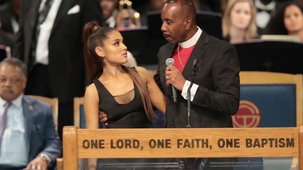 Ariana Grande, criticată pentru rochia purtată la înmormântarea Arethei Franklin: „Parcă s-a dus la club”