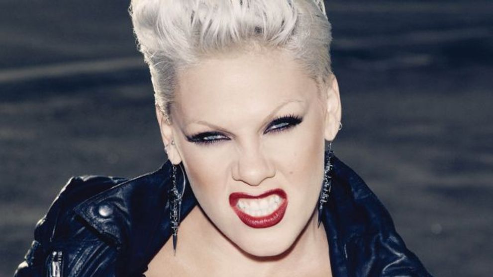 Pink, schimbare de look. Cum arata cantareata dupa ce si-a pus extensii: FOTO