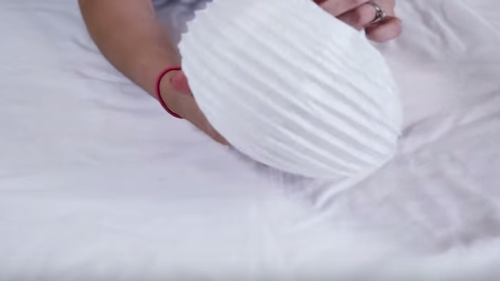 Lipeste bumbac pe o lustra si totul se transforma intr-un obiect de decor la moda. Rezultatul, surprinzator