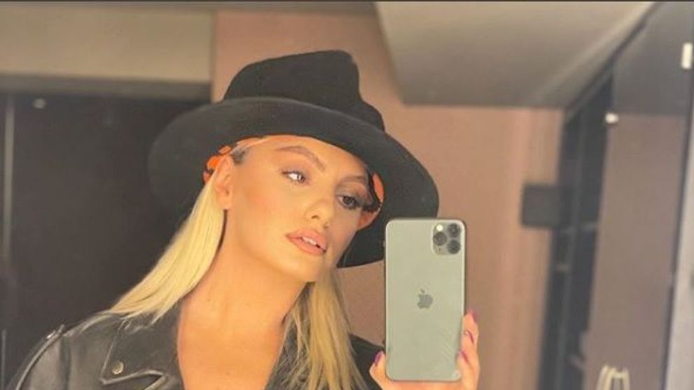 Alexandra Stan a comis-o din nou la plajă: „Masca trebuia legată după urechi, nu la șolduri”