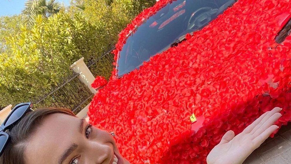 Surpriză neobișnuită de Valentine's Day! Cine este norocoasa care a primit un Ferrari acoperit cu 30.000 de petale de trandafir