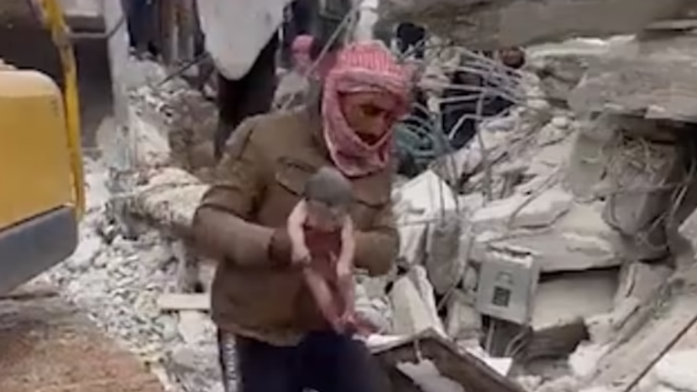 O femeie însărcinată a născut în timp ce era prinsă printre dărâmăturile cauzate de cutremurul din Siria