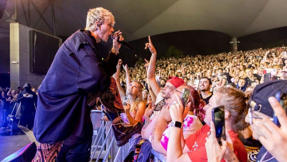 VIDEO Machine Gun Kelly a sărit la bătaie după ce un spectator l-a împins în timpul concertului. Reacția artistului