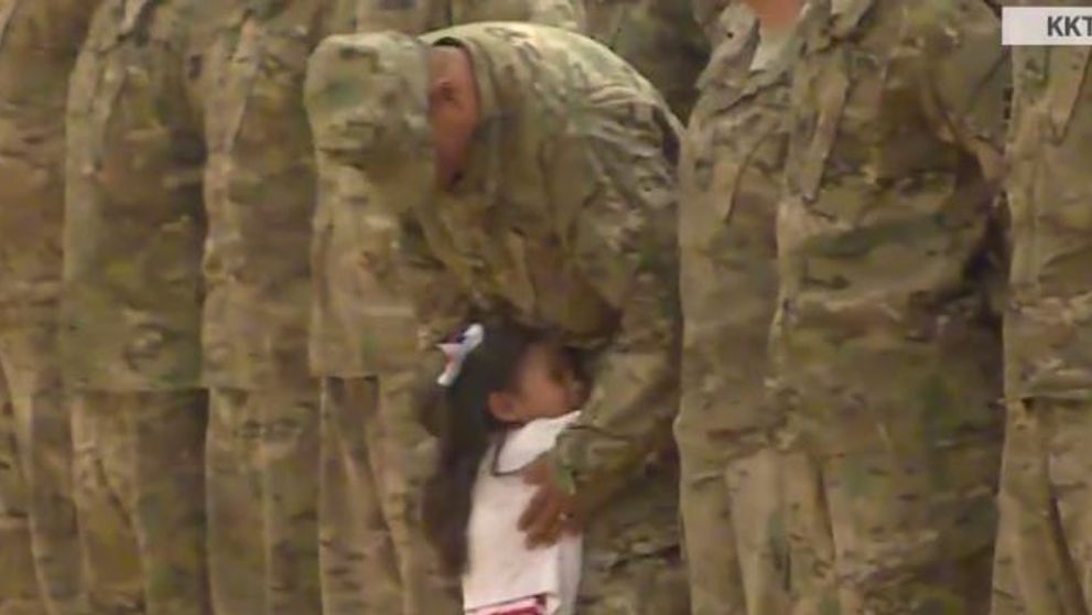 Cand ai trei ani nu iti pasa de protocolul militar. Cum a reactionat o fetita dupa ce nu isi mai vazuse tatal de 8 luni
