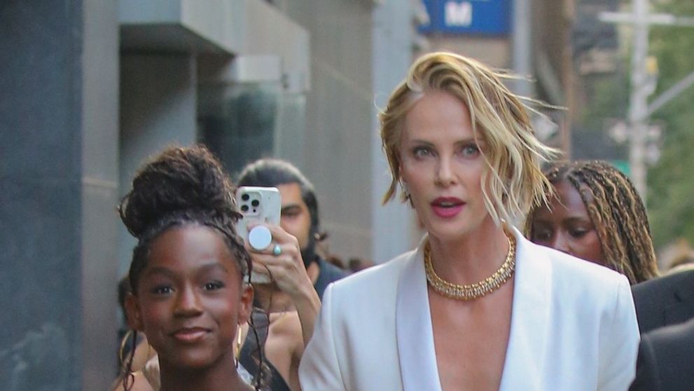 Ea e considerată “cea mai frumoasă femeie din lume”, dar puțini știu cum arată fiica sa adolescenta! Charlize Theron, apariție rară la premiera 