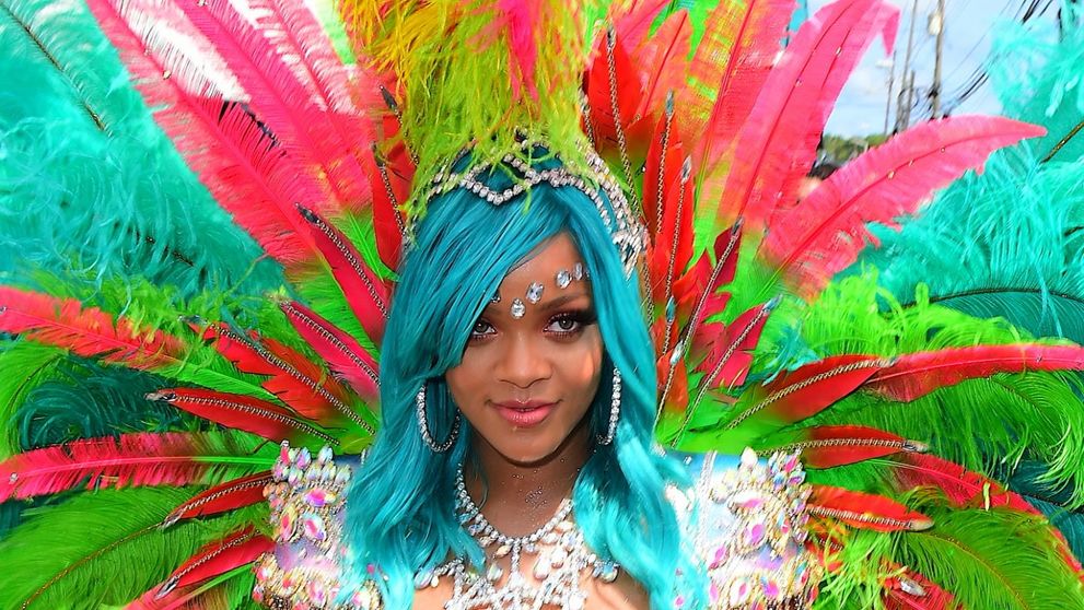 Dezmat total? Rihanna a facut show sexy la carnavalul din Barbados intr-un costum care nu a lasat loc de interpretari