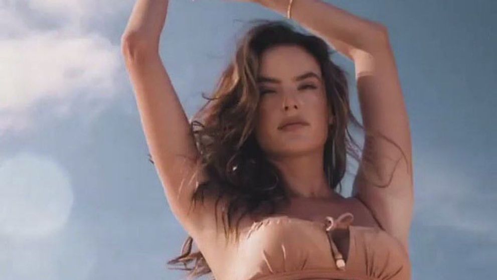 Alessandra Ambrosio, bălăceală pe plajele Braziliei