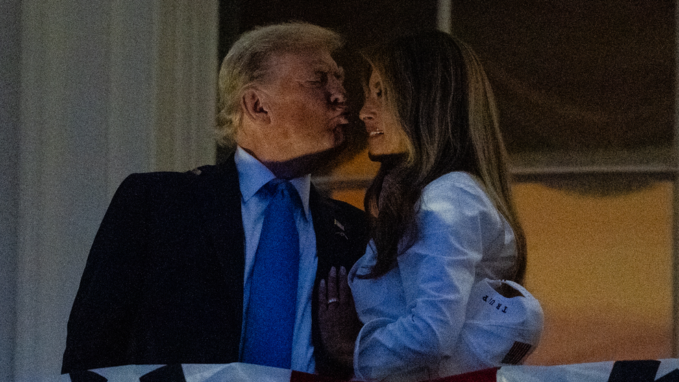 Momentul viral când Donald Trump o sărută pe gură pe soția lui, Melania Trump. Cei doi au sărbătorit 4 iulie la Casa Albă