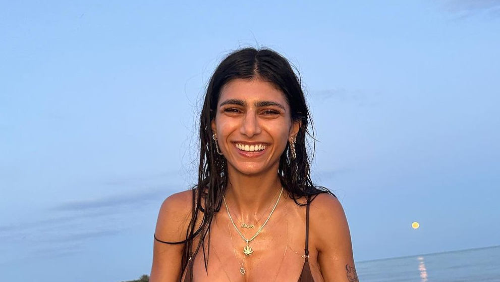 Mia Khalifa, ședință foto nocturnă, în costum de baie. Fotografiile care i-au dat pe spate pe fanii tinerei
