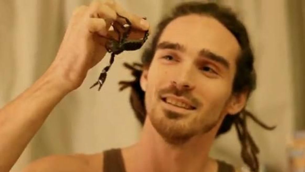 Acest barbat mananca un scorpion viu! VIDEO