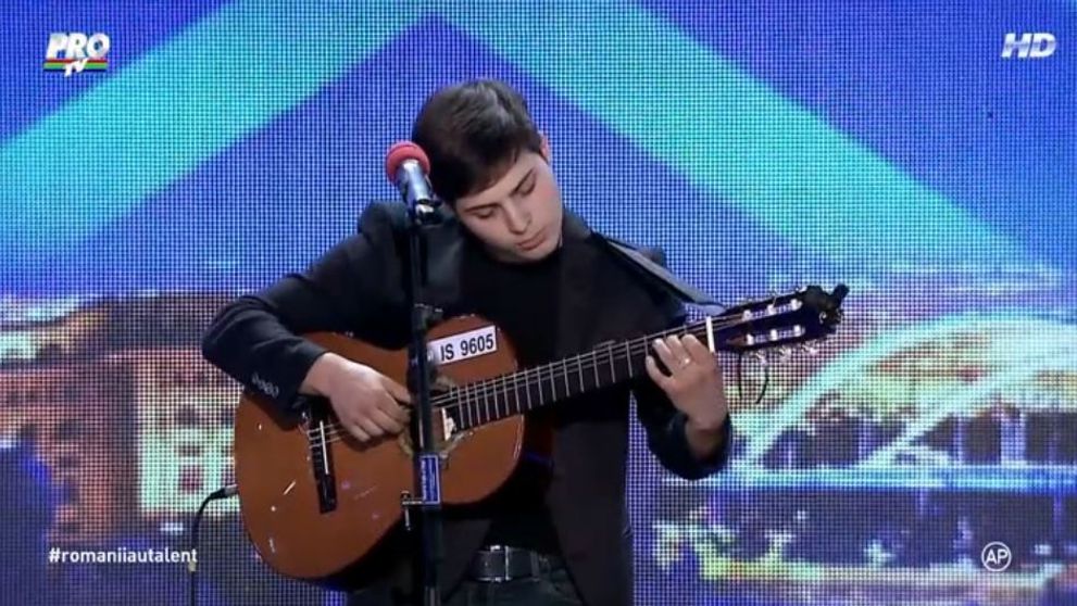 Wow, ce voce! A cantat la chitara, dar momentul lui nu s-a oprit aici. El ar putea fi noul preferat al Andrei