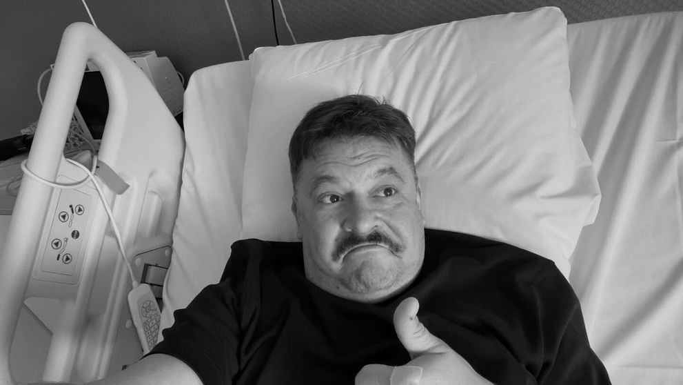Mihai Bobonete s-a fotografiat pe patul de spital: „Îmi arde de operații...”. Cum se simte actorul