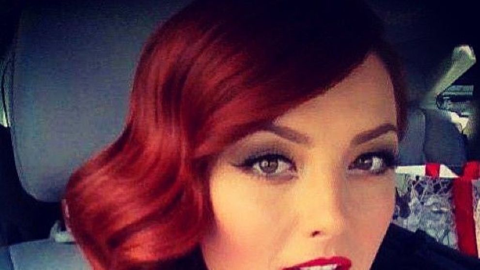 Elena Gheorghe, intr-o rochie cu iluzie optica ce ii expune nurii. Tinuta foarte scurta si foarte decoltata a facut deliciul tuturor