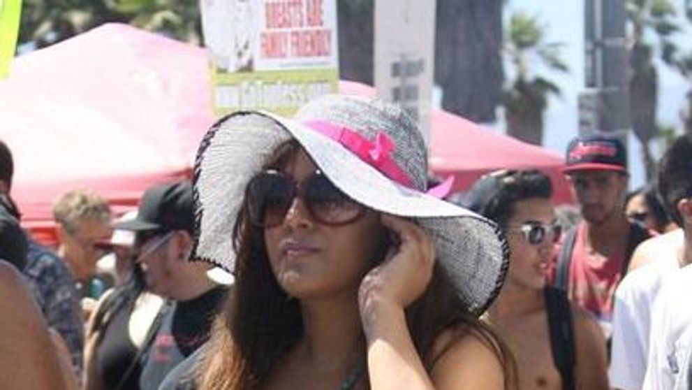 Concurs topless. Sute de participante au aparut in sanii goi, dar e un lucru pe care nimeni nu il observa. FOTO