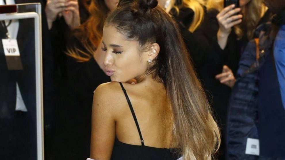 Ariana Grande, intr-o pereche de pantofi cu toc imposibil. Cum si-a mentinut echilibrul pe incaltarile inalte