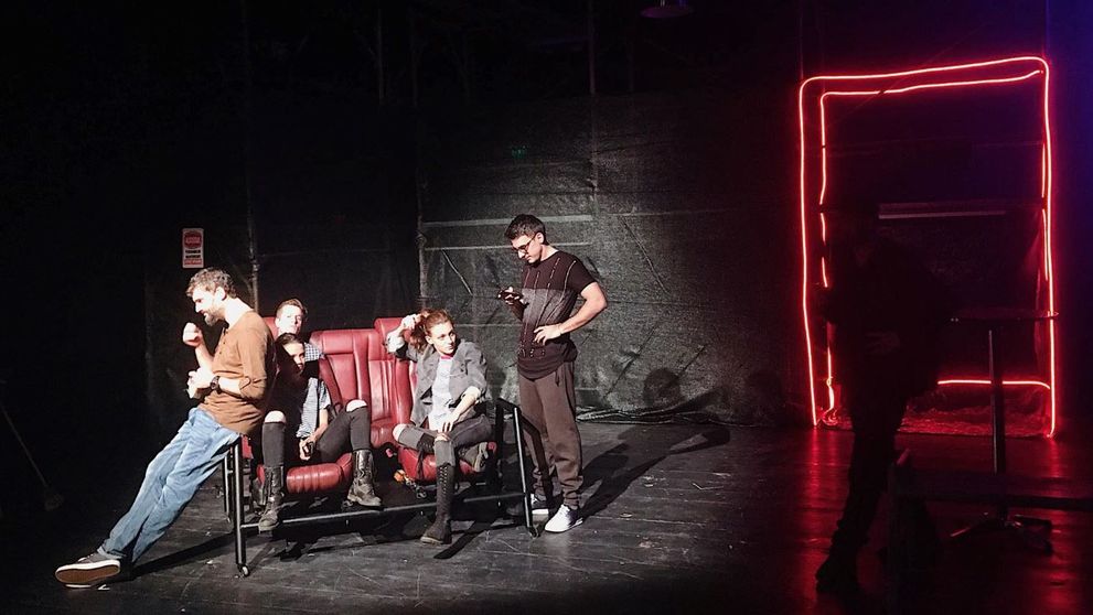 Taximetriști, piesa de teatru pe care trebuie să o vezi, mai ales dacă ești taximetrist