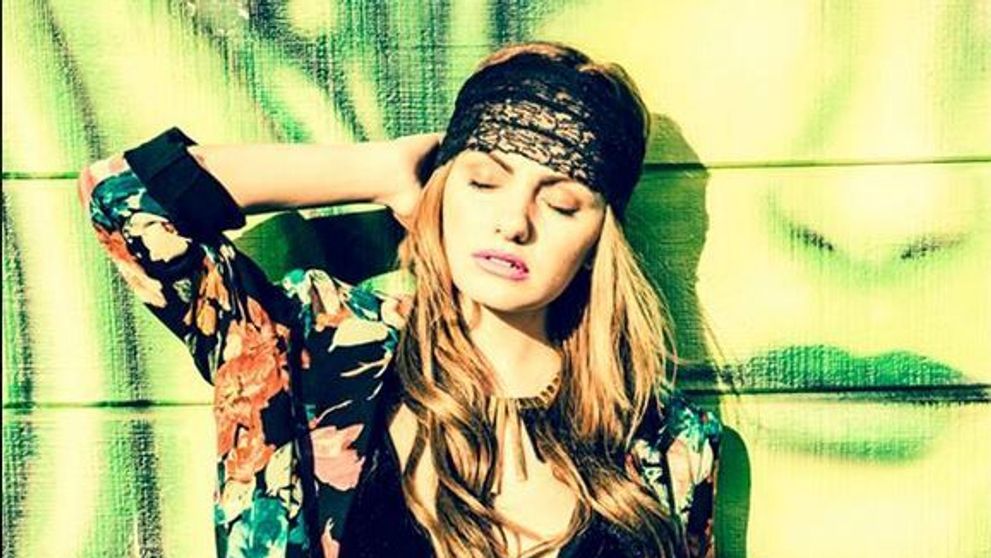 Pana acum l-a tinut ascuns sub haine. Alexandra Stan, intr-o bluza decoltata care ii pune in evidenta bustul generos