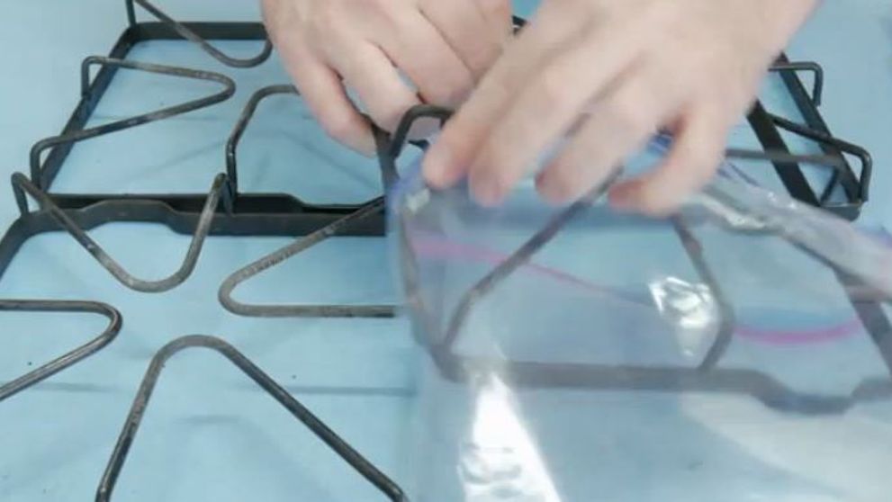 Pune gratarul aragazului in pungi de plastic si apoi adauga un ingredient minune. Rezultatul, util oricarei gospodine