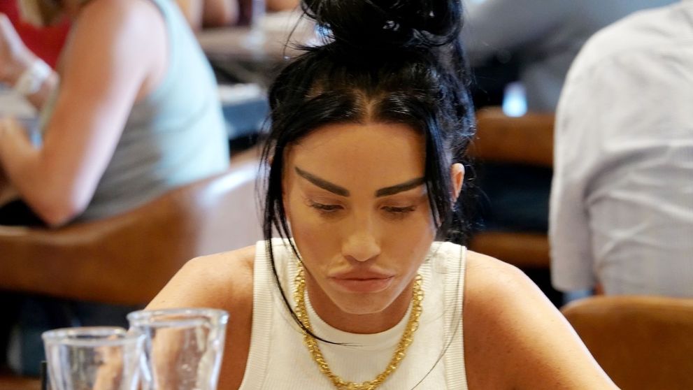 Cum poate să arate fața lui Katie Price după ultima operație estetică în Turcia, pe care a dat 10.000 de euro! Vedeta a fost surprinsă de paparazzi FOTO