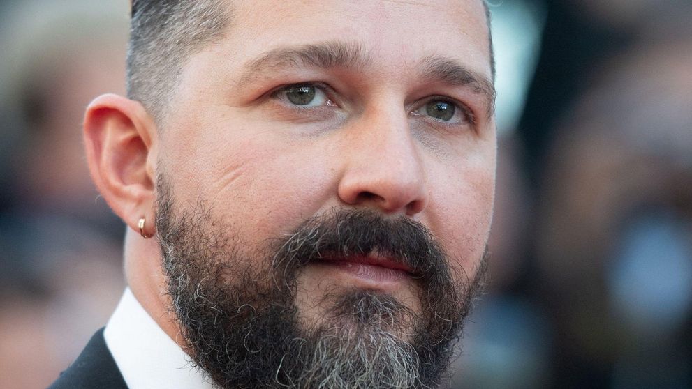 Video șocant! Shia LaBeouf, filmat în timp ce se pregătea să se bată cu mai mulți bărbați pe stradă, în fața unei cârciumi: ”Sunt chiar aici, ticăloșilor”