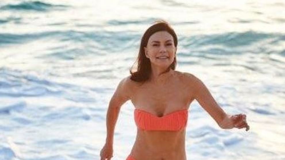 Te provocam ca ghicesti din prima varsta femeii din imagine! I se spune bunicuta sexy si e 100% naturala
