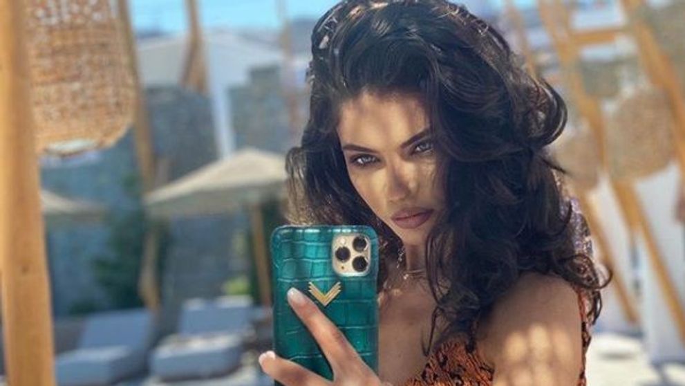 Cristina Ich, mai senzuală ca niciodată! Cum s-a filmat în oglindă frumoasa brunetă