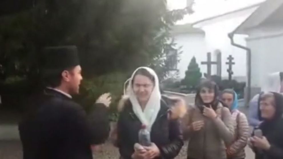 VIDEO Gestul preotului față de enoriașii săi. Clipul a ajuns viral pe rețelele de socializare