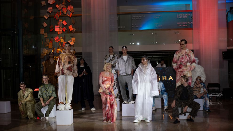 Irina Voinea reinventează moda românească cu AI. „Akasha” – colecția care transformă hainele în povești de suflet. Smiley, Andi Moisescu și Pavel Bartoș, impresionați: „M-a convins creativitatea ei”
