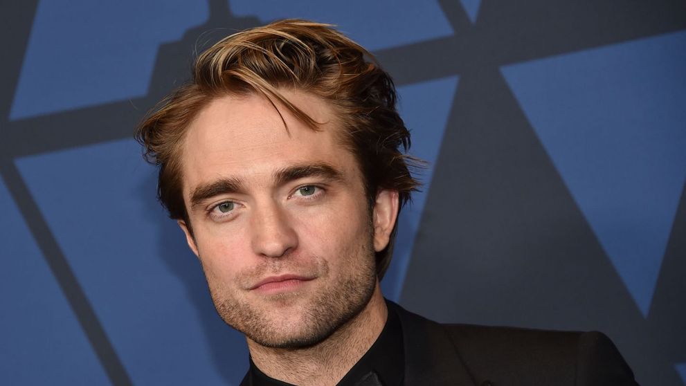 Robert Pattinson, apariția cu care și-a șocat fanii: păr blond, dinți argintii și față însângerată
